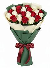 Букет Микс из красных и белых роз в Толстяково