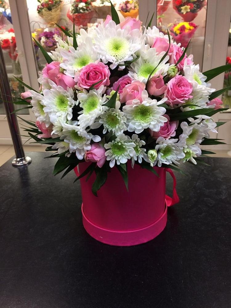 Цветочная композиция из Розы и Хризантемы в шляпной коробке в Толстяково