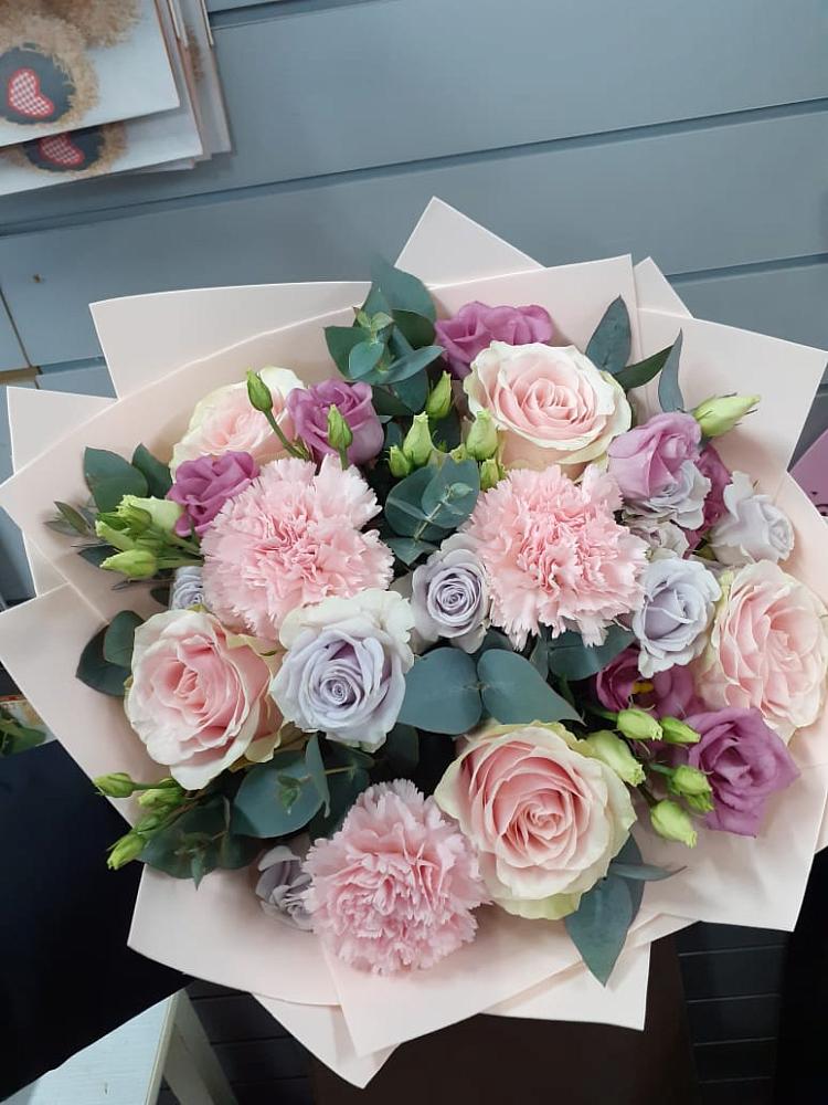 Букет цветов из: Розы, Гвоздики и Лизиантусы в Толстяково